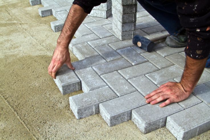Pose et installation de pavé uni à Montréal, Laval, sur la Rive-Sud, la Rive-Nord, dans les Laurentides ou dans Lanaudière / Entretien Pavé-Uni